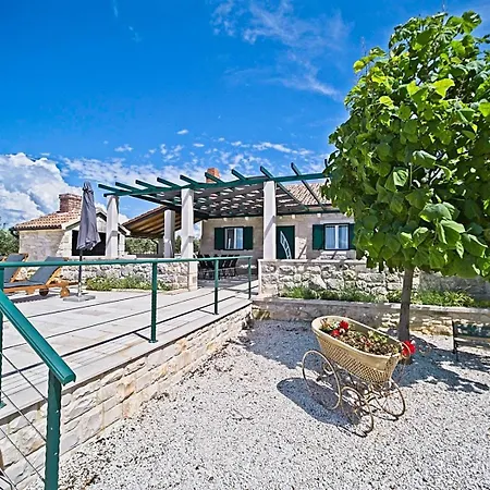 House Bracuta Casa de Férias Pražnice