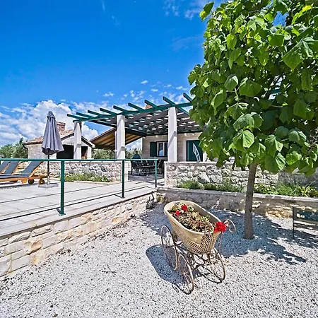 House Bracuta Casa de Férias Pražnice